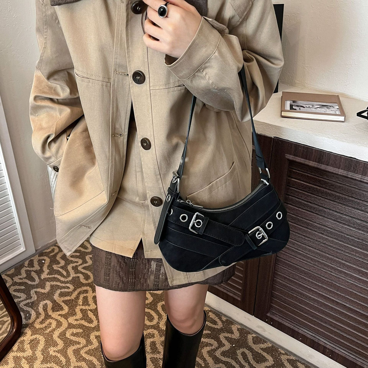 Damenmode Schultertasche aus weichem Wildleder mit einzigartiger Applikation