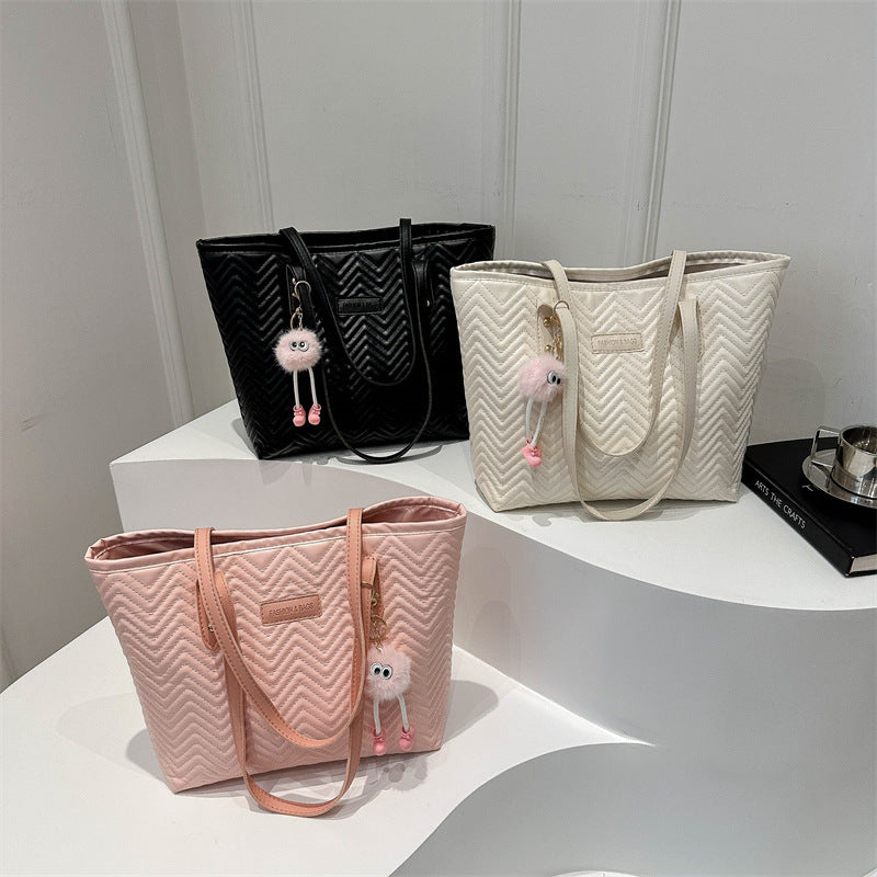Damen Freizeit Tote Bag mit strukturiertem Wellenmuster und charmantem Anhänger