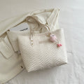 Damen Freizeit Tote Bag mit strukturiertem Wellenmuster und charmantem Anhänger