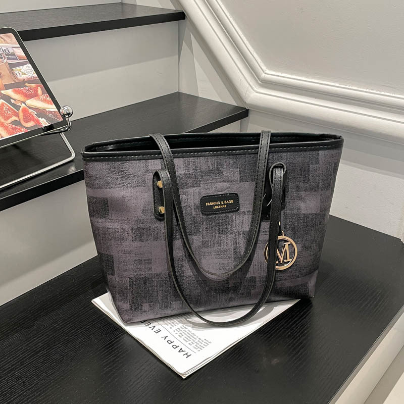 Damentasche mit stylischem Design, strukturiertem Muster und eleganten Details