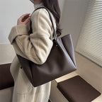 Damentasche mit eleganter minimalistischer Struktur und stabilen Tragegriffen
