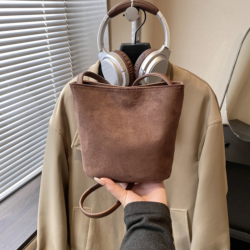 Damen Mini-Tasche aus weichem Wildleder mit verstellbarem Schultergurt