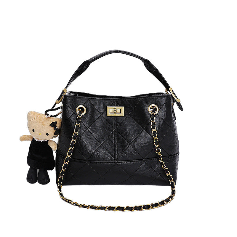 Damen Schultertasche mit elegantem Kettenakzent und süßem Anhänger