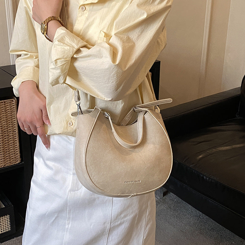 Damen Schultertasche aus hochwertigem Kunstleder mit modischem Besatz