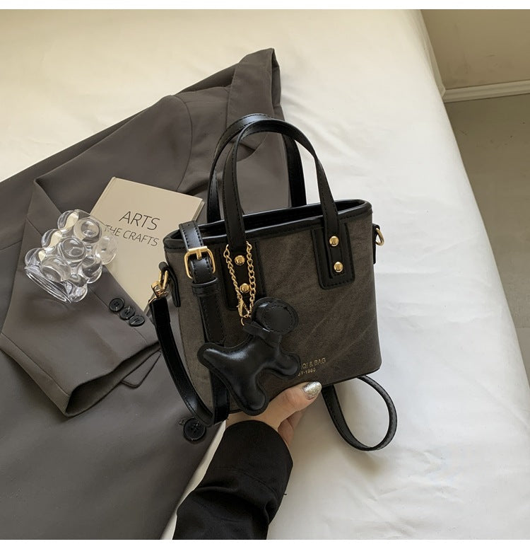 Damen Mini-Handtasche mit abnehmbarem Charm