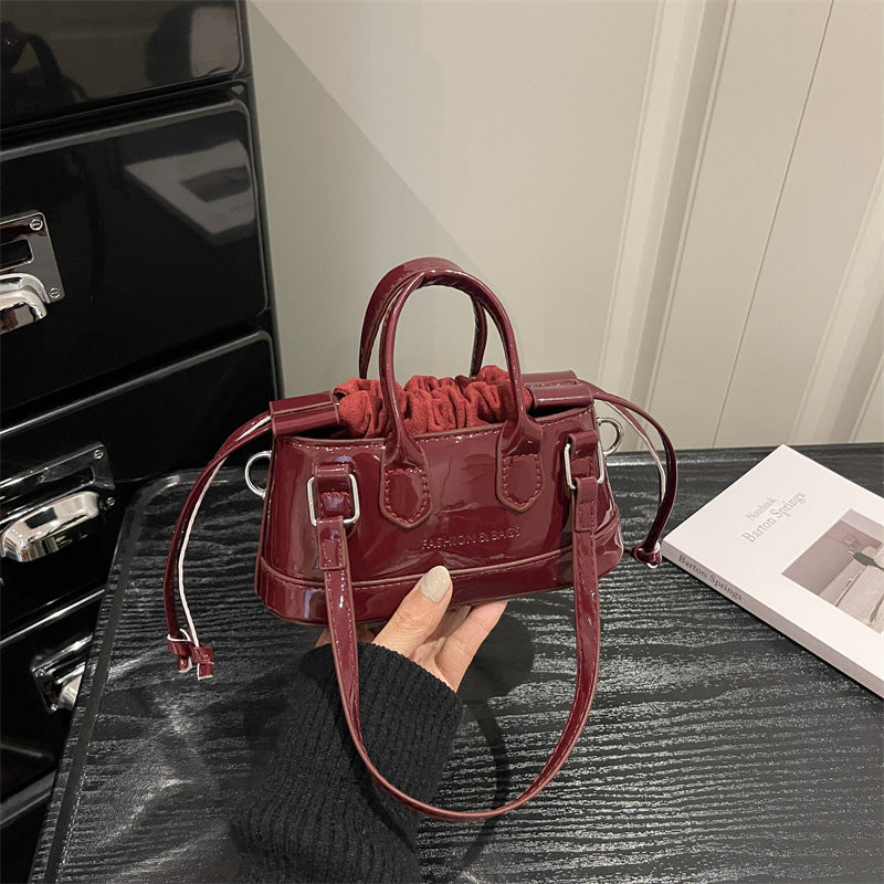 Damen Mini-Tasche mit verspieltem Kordelzug und glänzendem Finish