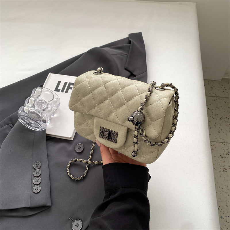 Damen Mini-Handtasche mit gepolstertem Design und elegantem Kettenriemen
