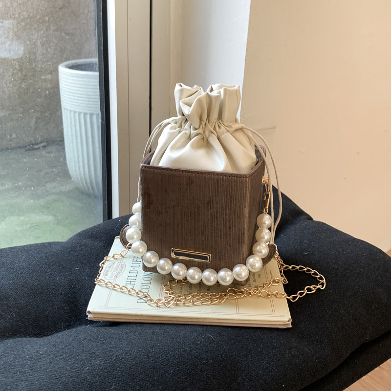 Damen stilvolle Mini-Handtasche mit Kordelzug und Perlenakzent