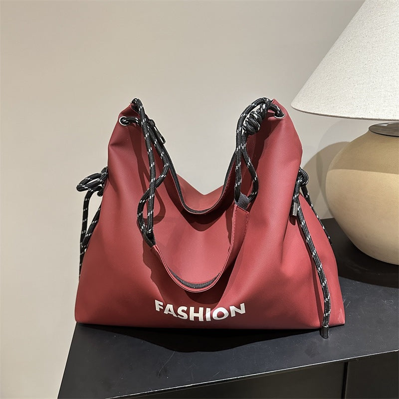 Stylische Umhängetasche für Damen mit geflochtenem Kordelzug