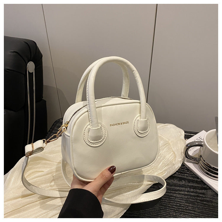 Modische Damenhandtasche mit eleganten Zuggriffen und abnehmbarem Schultergurt