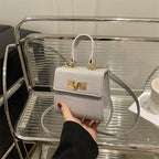 Damen Mini-Tasche mit elegantem Krokodil-Look und goldenen Akzenten