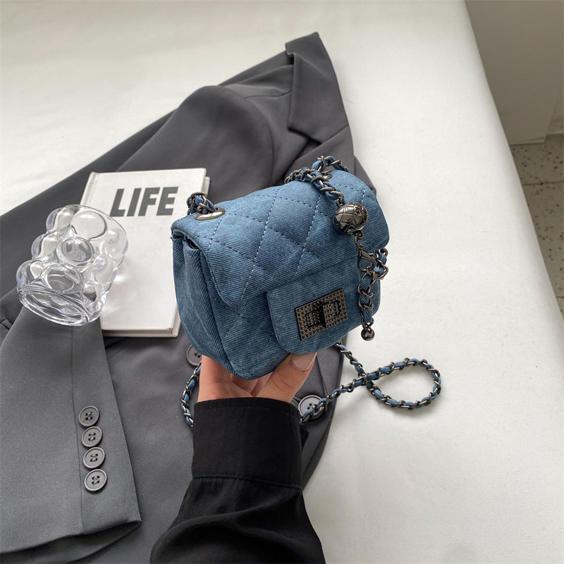 Damen Mini-Handtasche mit gepolstertem Design und elegantem Kettenriemen