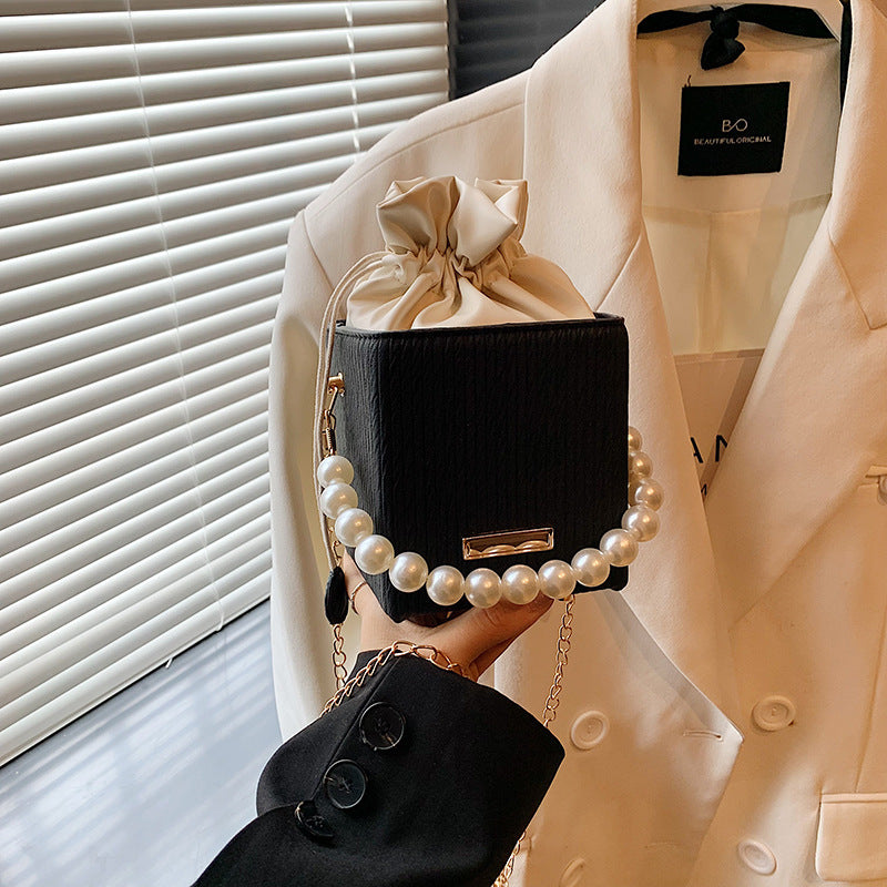 Damen Mini-Handtasche mit abnehmbarer Perlenkette
