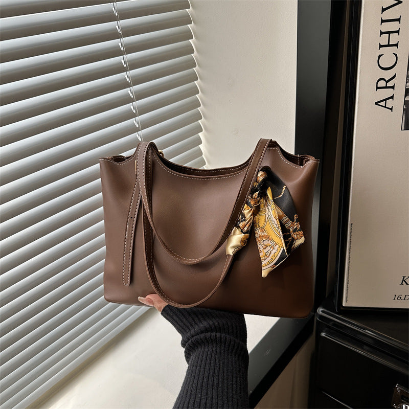 Damen elegante Tote-Bag mit feinem Tragegurt und modischen Accessoires