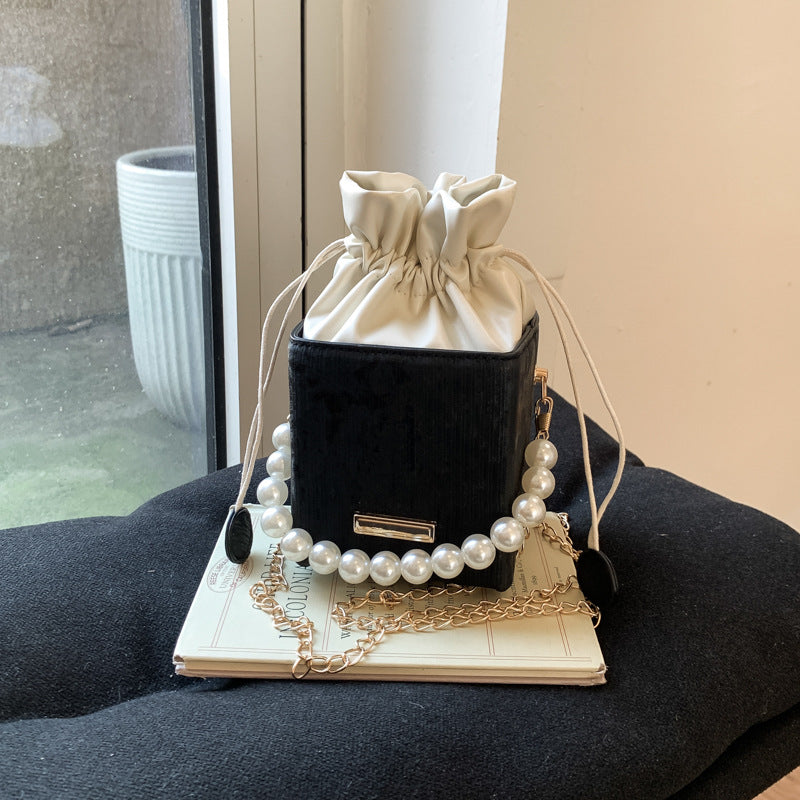 Damen stilvolle Mini-Handtasche mit Kordelzug und Perlenakzent
