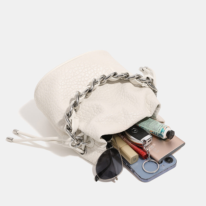 Damen Mini Rucksack Tasche mit elegantem Kettenhenkel und feiner Textur