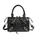 Damen Mini-Handtasche mit dekorativen Metallakzenten und abnehmbarem Schulterriemen