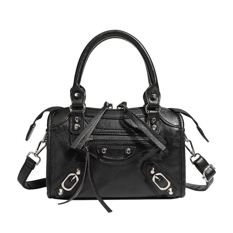 Damen Mini-Handtasche mit dekorativen Metallakzenten und abnehmbarem Schulterriemen
