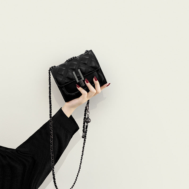 Damen Mini-Clutch mit elegantem Kettenriemen und luxuriösem gesteppetem Muster