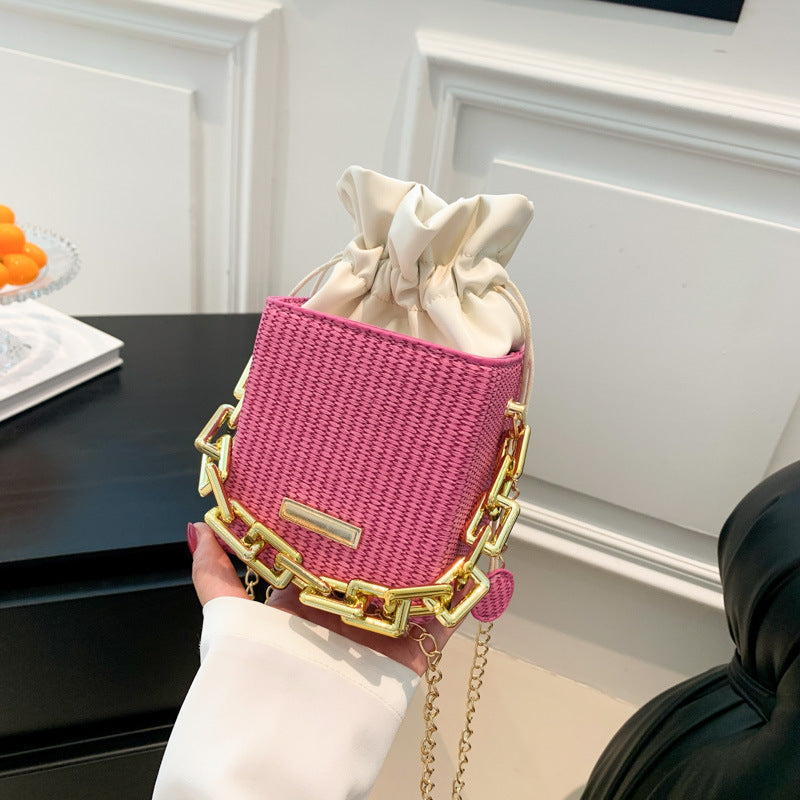 Damen Mini-Handtasche mit einzigartigem Kettenverzierung und klassischem Kordelzug