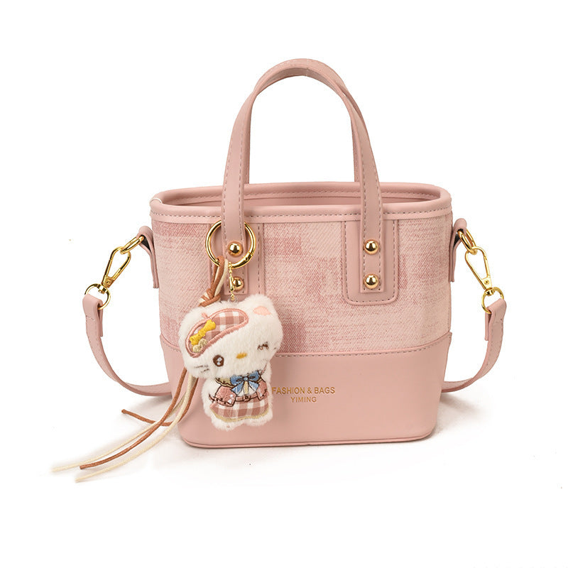 Damen Mini Schultertasche mit süßem Anhänger