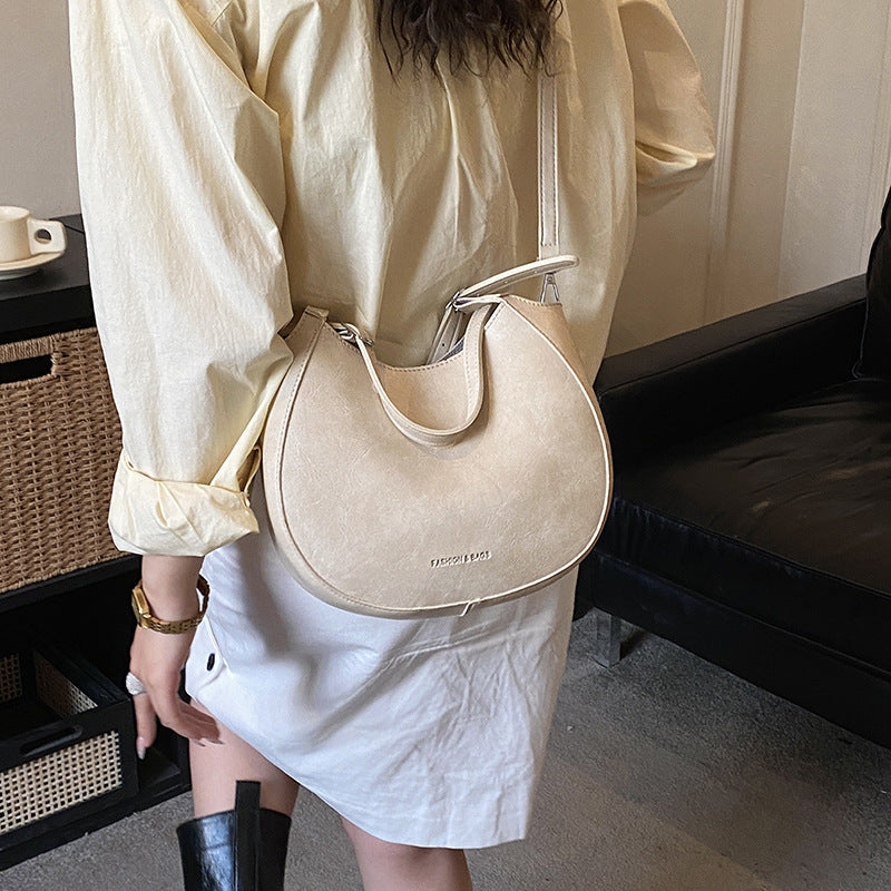 Damen Schultertasche aus hochwertigem Kunstleder mit modischem Besatz