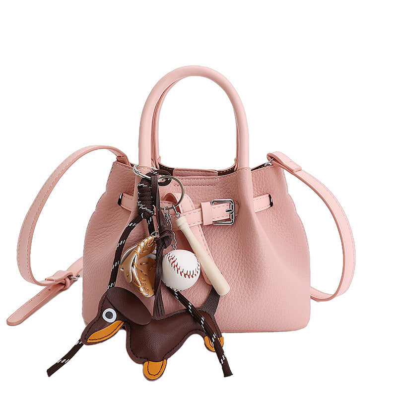 Frauen Designer Bucket Bag mit verspieltem Tier-Charm