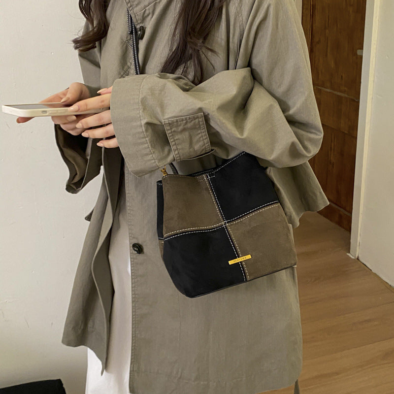 Damen Mini-Hobo-Tasche aus hochwertigem Wildleder mit dekorativen Nähten