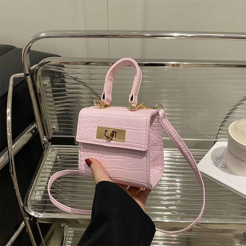 Damen Mini-Tasche mit elegantem Krokodil-Look und goldenen Akzenten
