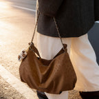 Damen elegante Hobo-Tasche aus strukturiertem Kunstleder mit abnehmbarem Anhänger