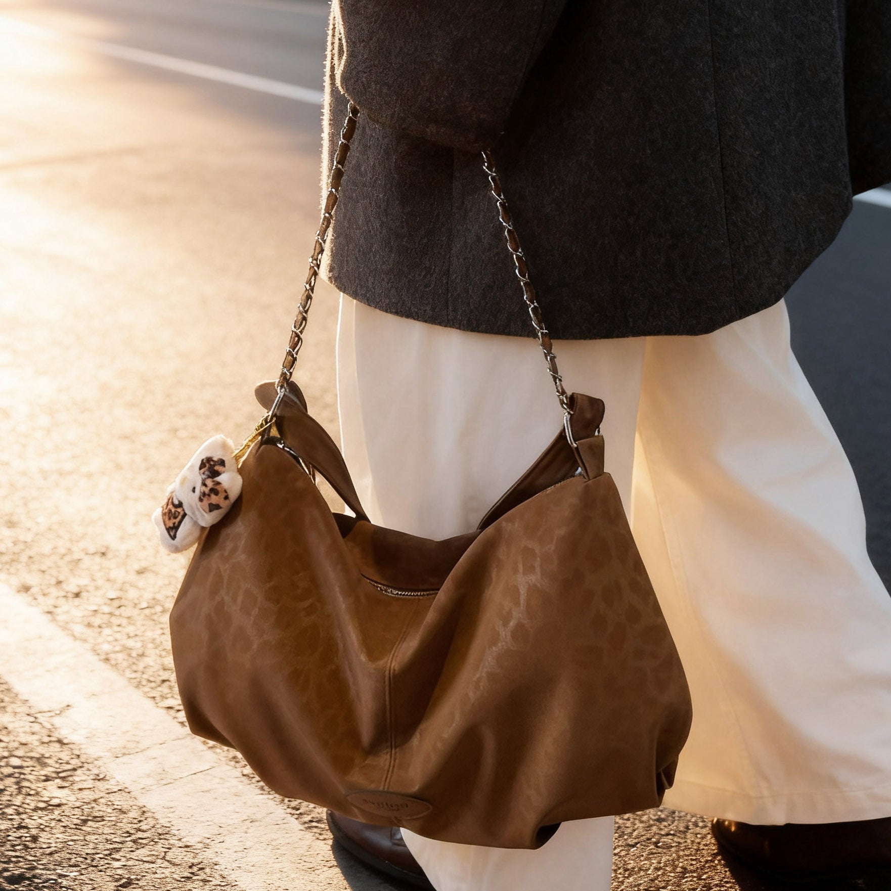 Damen elegante Hobo-Tasche aus strukturiertem Kunstleder mit abnehmbarem Anhänger