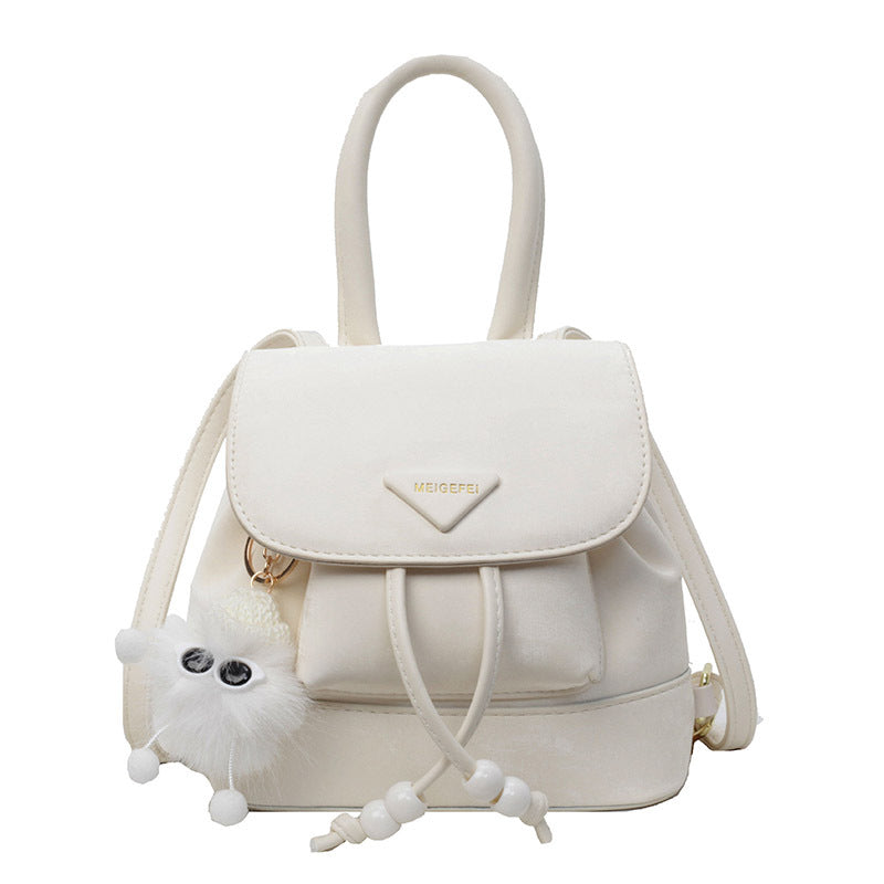 Damen Mini-Rucksack mit verspieltem Design und plüschigem Anhänger