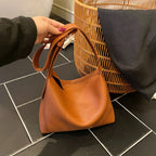 Damentasche mit stylischem Schulterdesign und strukturiertem Muster