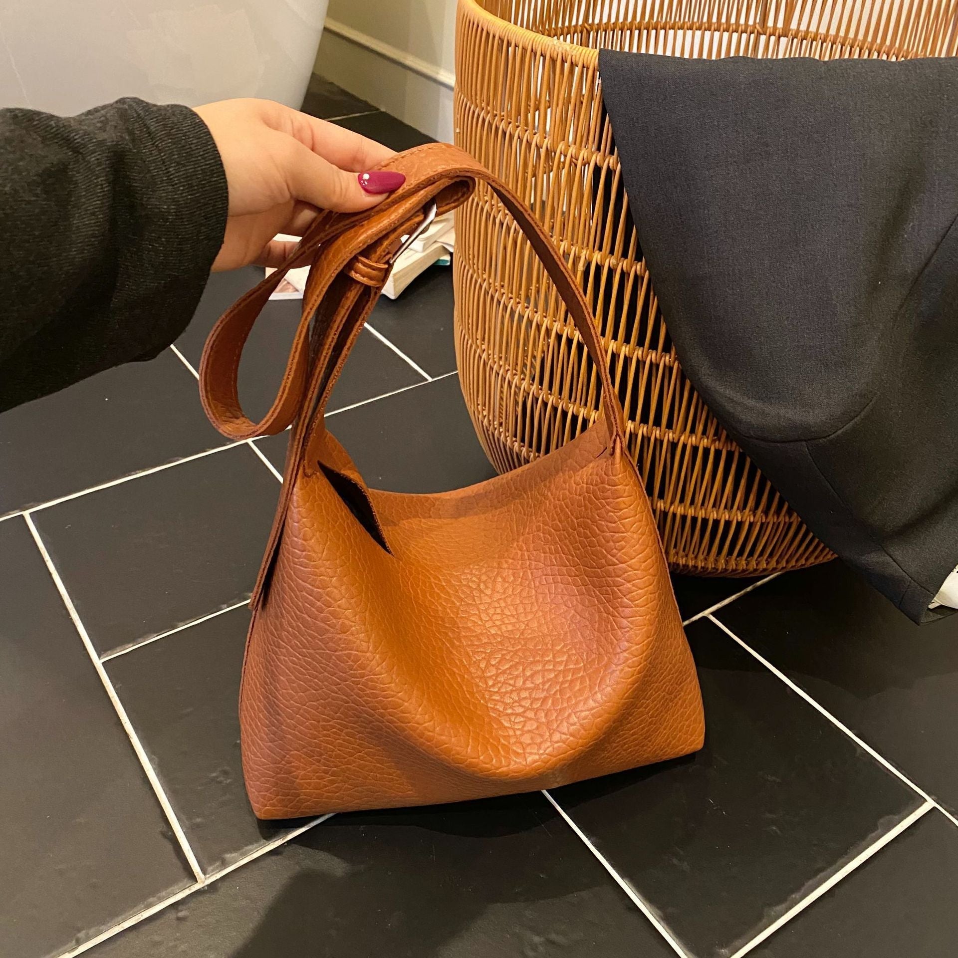 Damentasche mit stylischem Schulterdesign und strukturiertem Muster