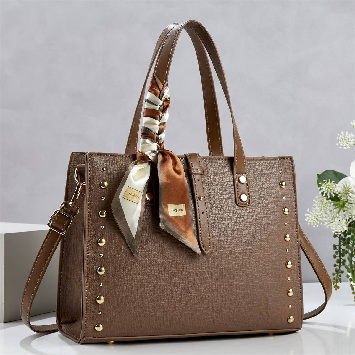 Damen elegante Tragetasche mit goldenen Nieten und modischem Schal