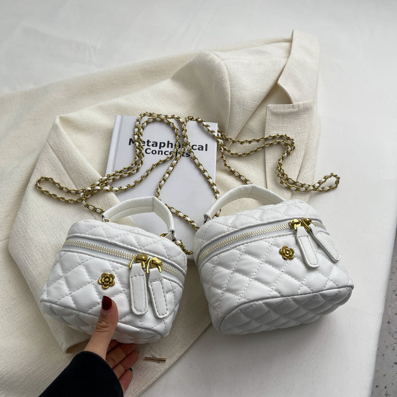 Damen Mini-Tasche im eleganten, gesteppten Design mit goldenen Akzenten