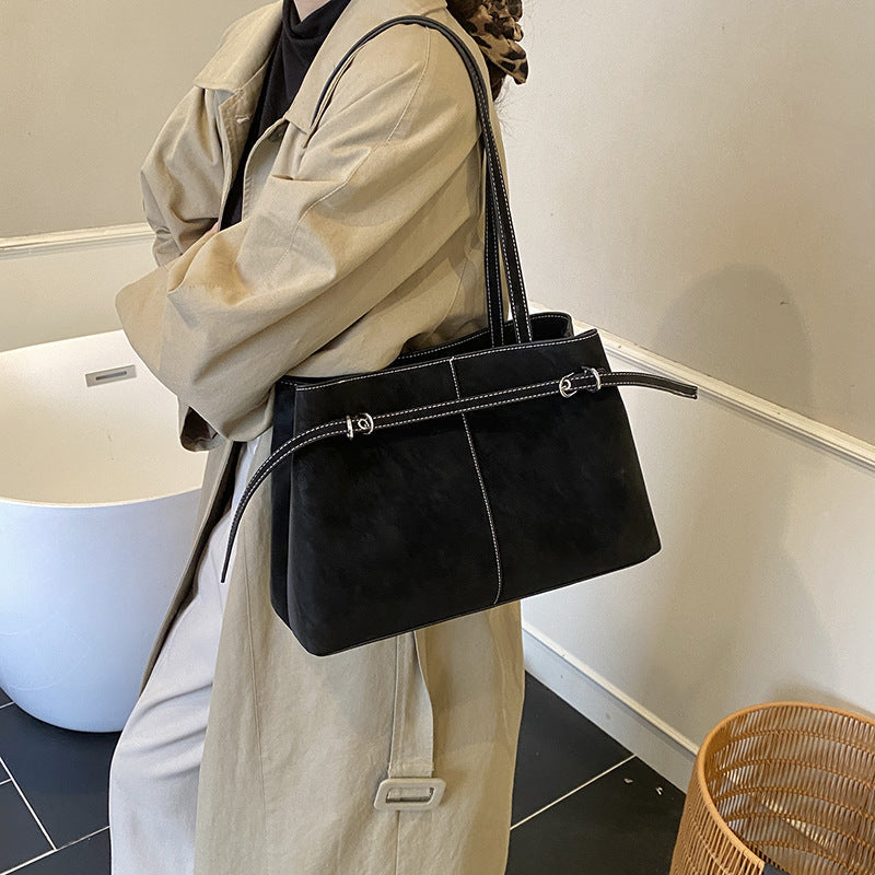 Damentasche aus hochwertigem Kunstleder mit einem eleganten Schulterriemen