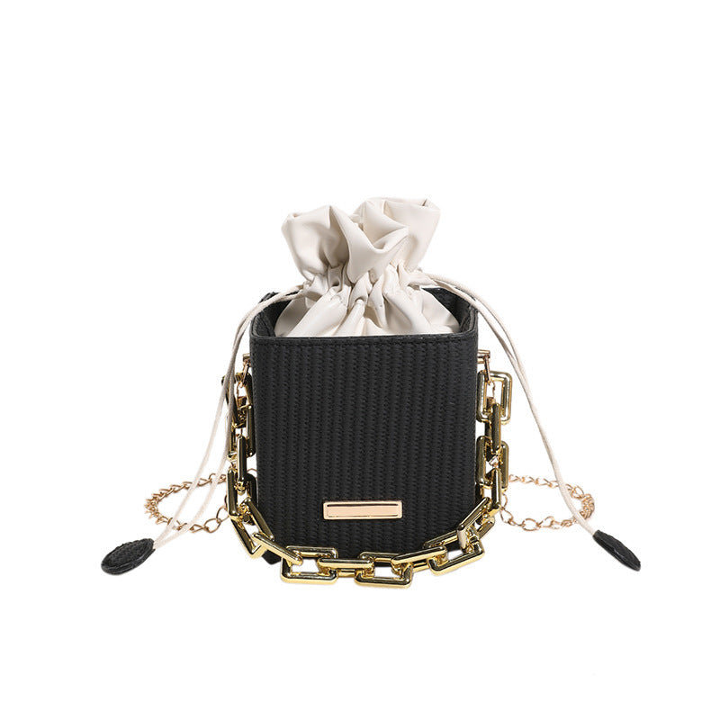 Damen Mini-Handtasche mit einzigartigem Kettenverzierung und klassischem Kordelzug