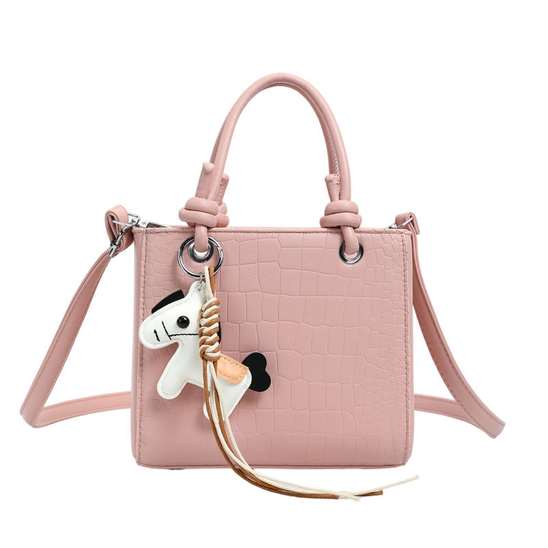 Damen Mini Tasche mit Tieranhänger und modernem Krokodileffekt
