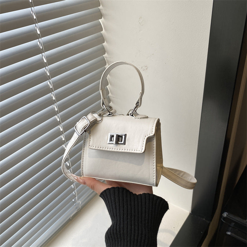 Damen Mini-Handtasche mit luxuriösem Lederlook und praktischen Traggriffen