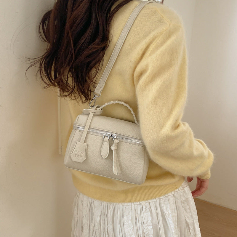 Damen Mini-Handtasche mit feinen dekorativen Nähten und abnehmbarem Schultergurt