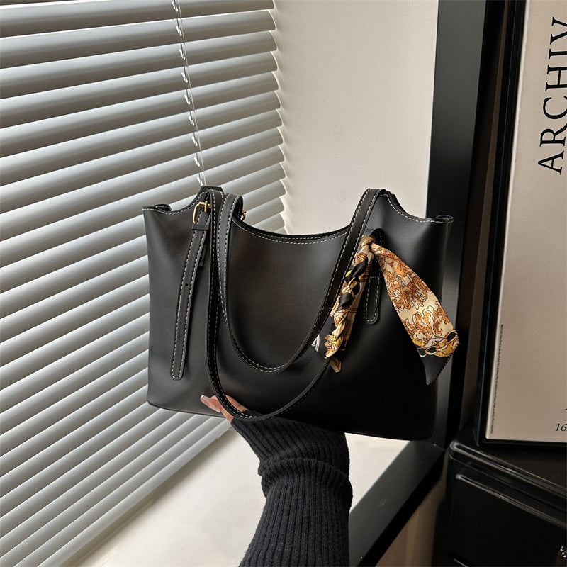Damen elegante Tote-Bag mit feinem Tragegurt und modischen Accessoires