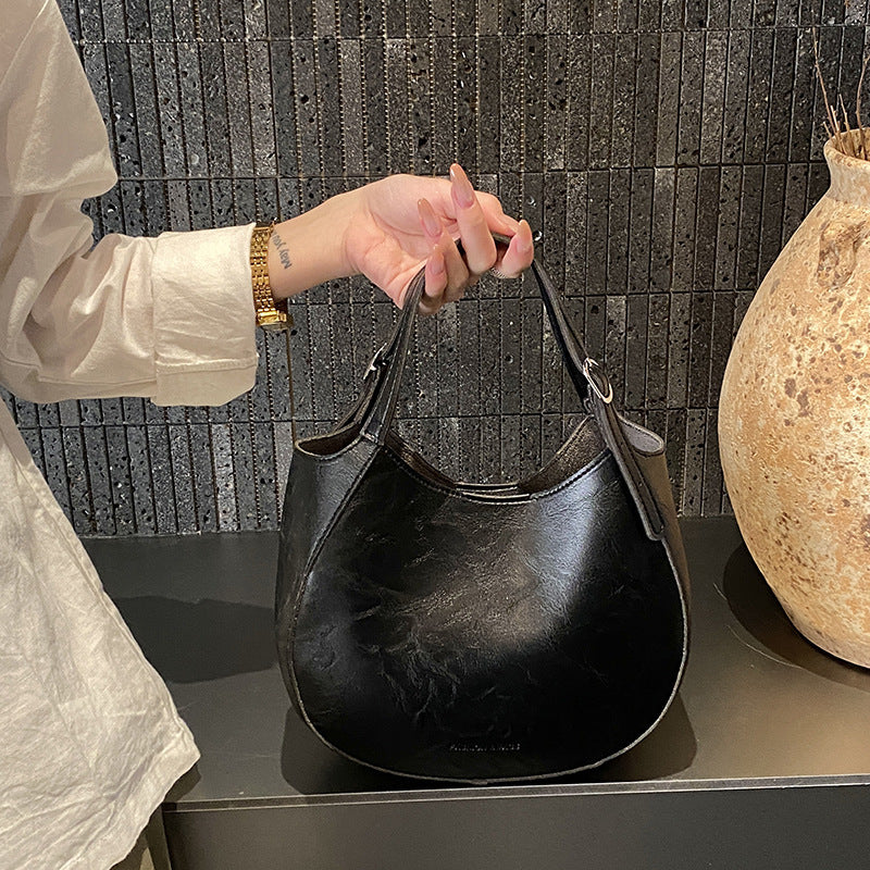 Damen Schultertasche aus hochwertigem Kunstleder mit modischem Besatz