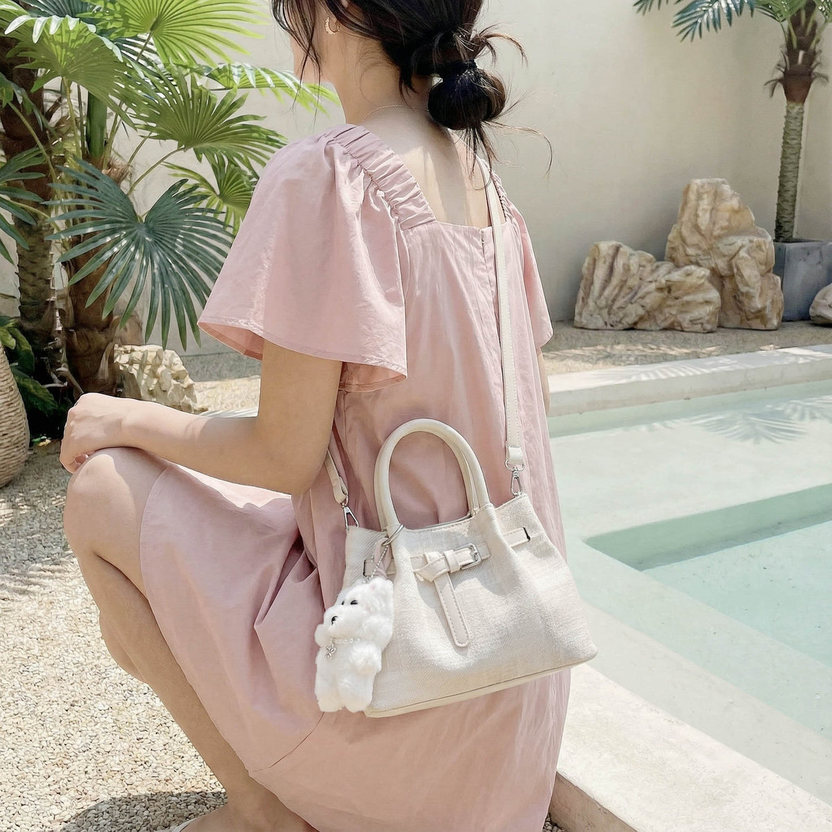 Damen Mini-Handtasche mit modernen Akzenten und praktischem Innenorganizer