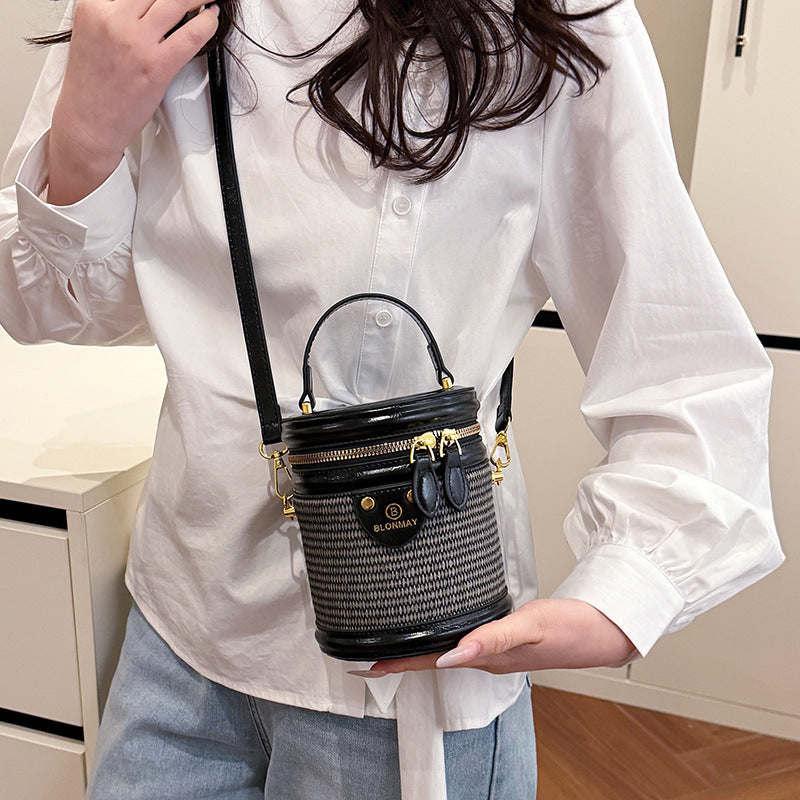 Damen stilvolle Schultertasche im eleganten Korbdesign