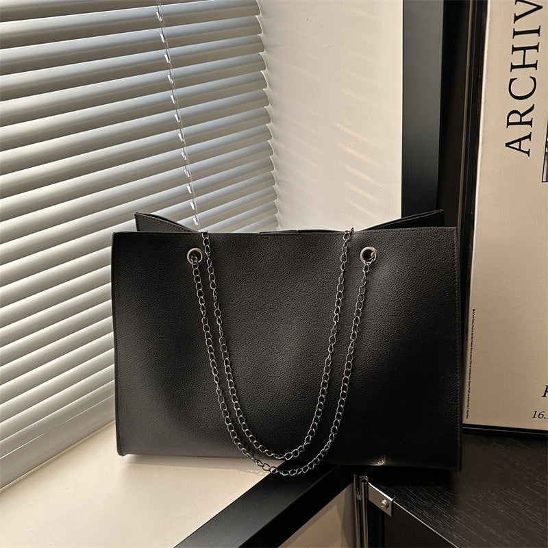 Damen elegante tote bag mit praktischem Innenfach und stylischem Kettenriemen