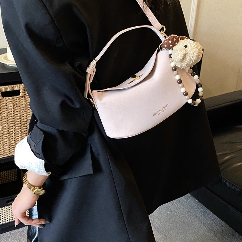 Damen Schultertasche mit dekorativem Anhänger