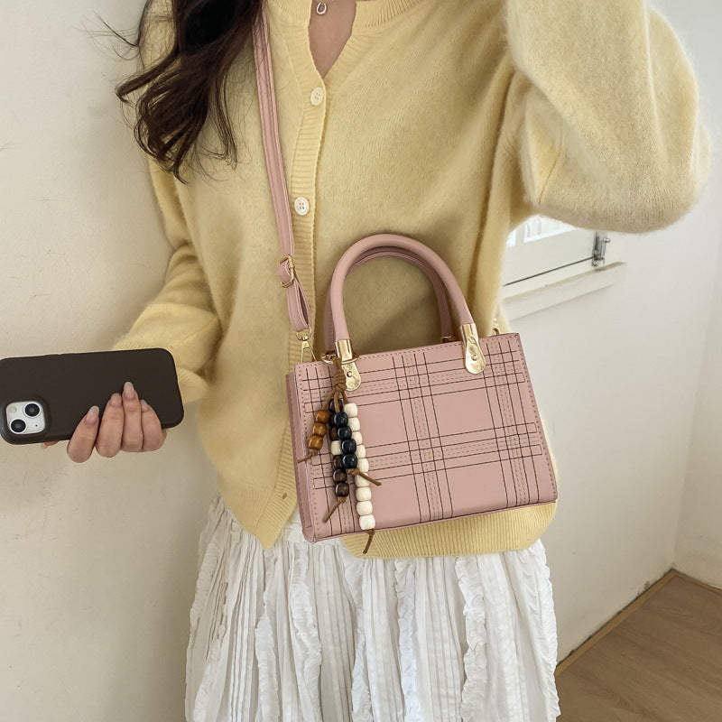 Damen Mini-Handtasche mit eleganter Struktur und goldenen Akzenten