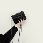 Damen Mini-Clutch mit elegantem Kettenriemen und luxuriösem gesteppetem Muster