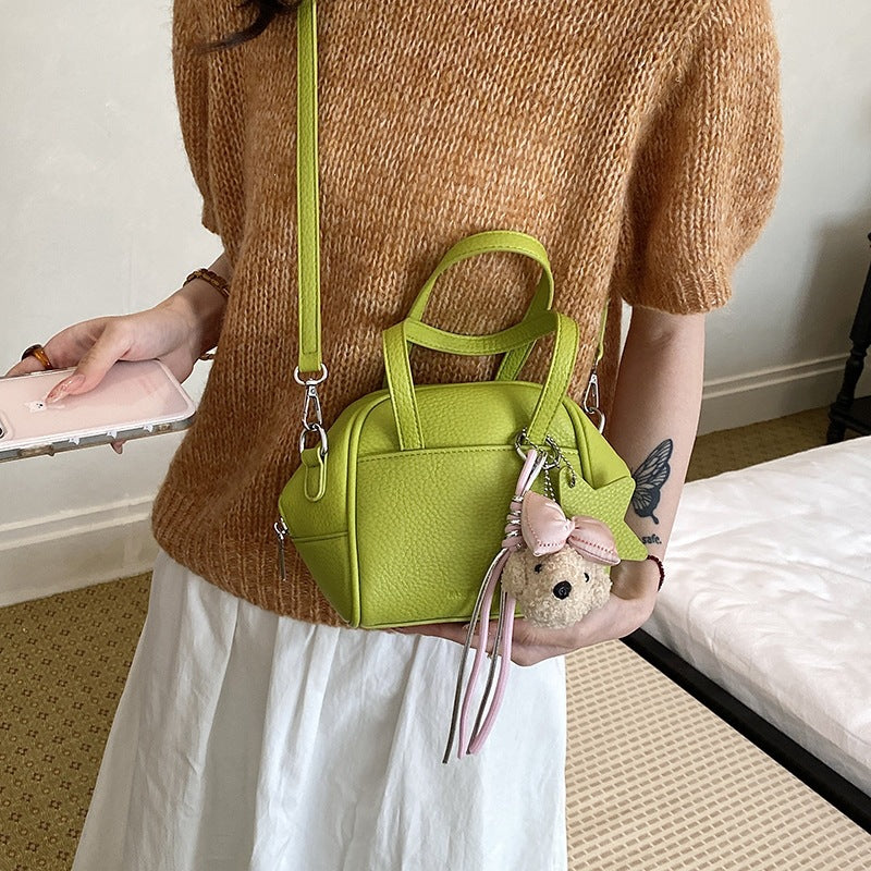 Damen Mini-Tasche mit dekorativem Anhänger